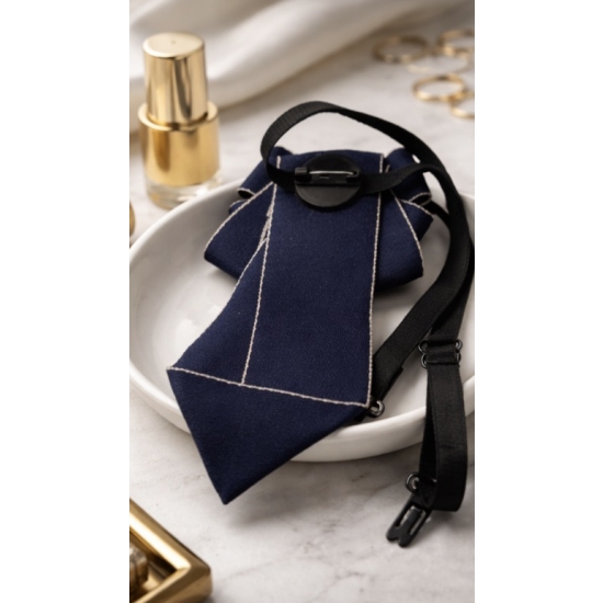 Broszka z regulowaną gumką – elegancki dodatek w biżuteryjnym stylu.